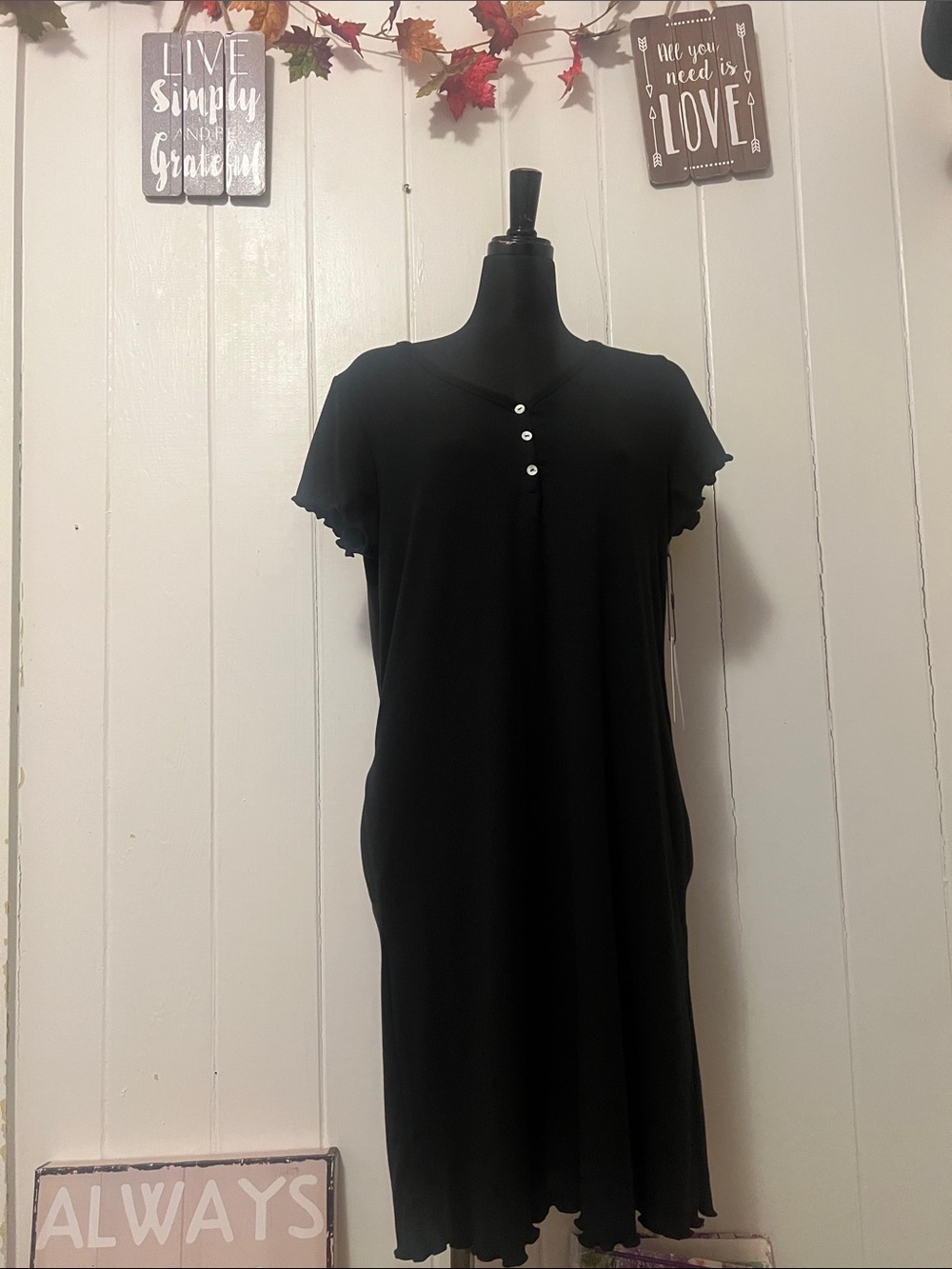 🔥💜💜AEROSOLES Black Short-Sleeve with Ruffle Edges
sleepwear
Medium